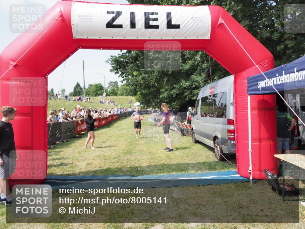 21.06.2025 - 27. Vierlanden-Triathlon MichiJ http://msf.ph/oto/8005141 15.06.2026 11:30:46 Ziel 608 meine-sportfotos.de