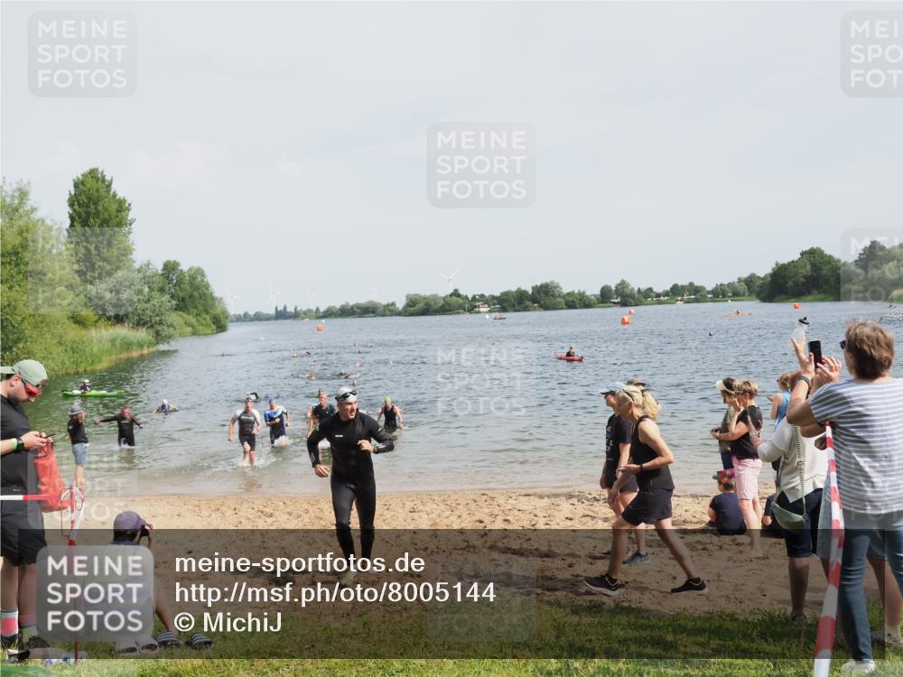 21.06.2025 - 27. Vierlanden-Triathlon MichiJ http://msf.ph/oto/8005144 15.06.2026 10:06:36 Schwimmen 394, 434, 440 meine-sportfotos.de