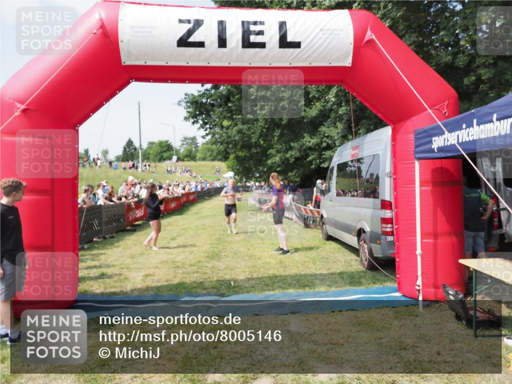 21.06.2025 - 27. Vierlanden-Triathlon MichiJ http://msf.ph/oto/8005146 15.06.2026 11:30:46 Ziel 608 meine-sportfotos.de