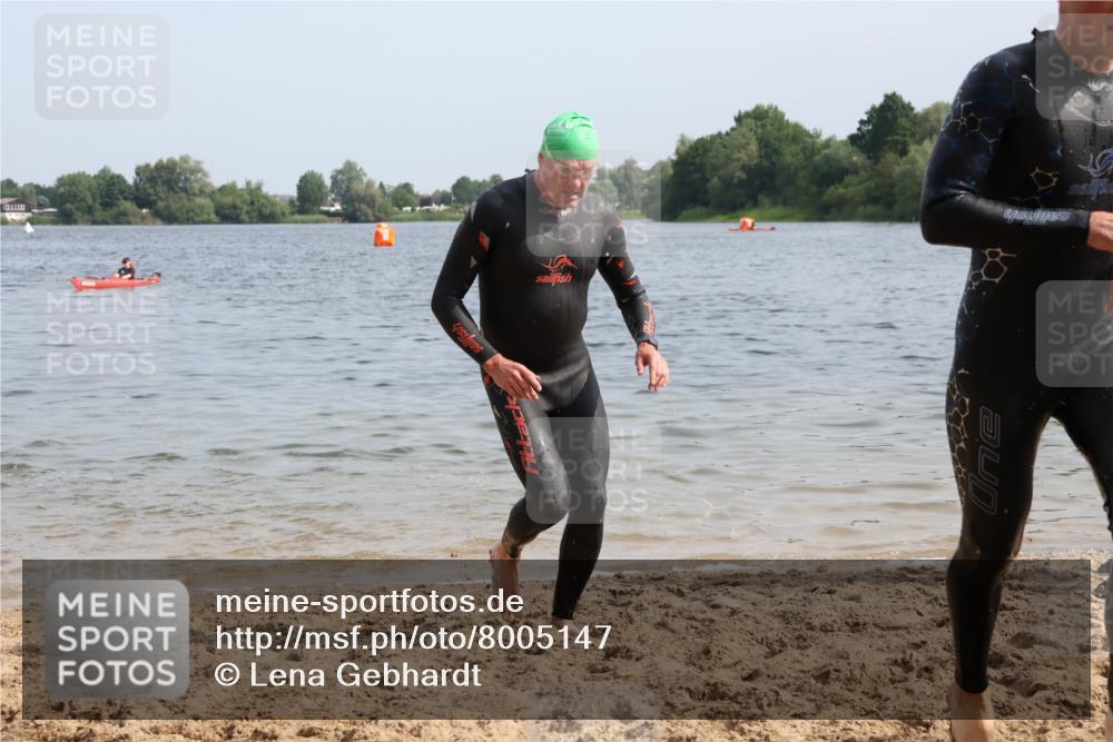 15.06.2025 - 27. Vierlanden-Triathlon Lena Gebhardt http://msf.ph/oto/8005147 15.06.2025 10:02:40 Schwimmen 397, 405 meine-sportfotos.de