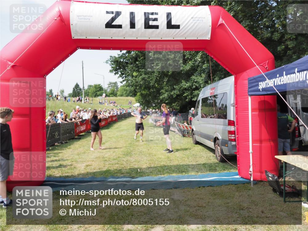21.06.2025 - 27. Vierlanden-Triathlon MichiJ http://msf.ph/oto/8005155 15.06.2026 11:30:46 Ziel 608 meine-sportfotos.de