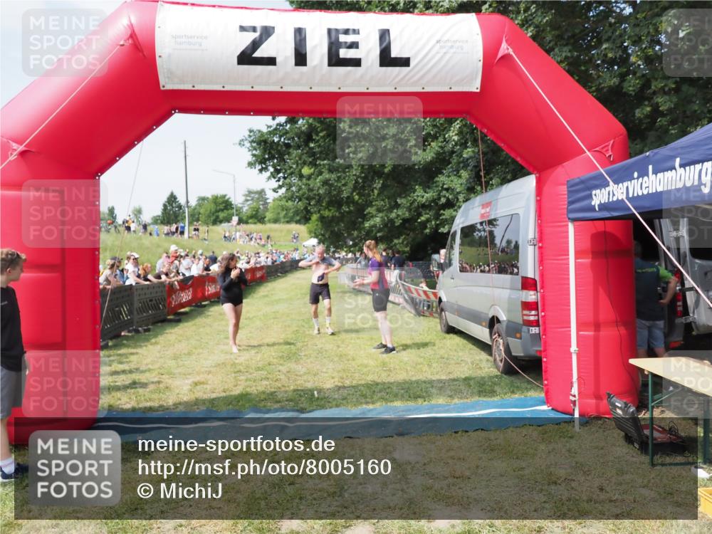 21.06.2025 - 27. Vierlanden-Triathlon MichiJ http://msf.ph/oto/8005160 15.06.2026 11:30:47 Ziel 608 meine-sportfotos.de