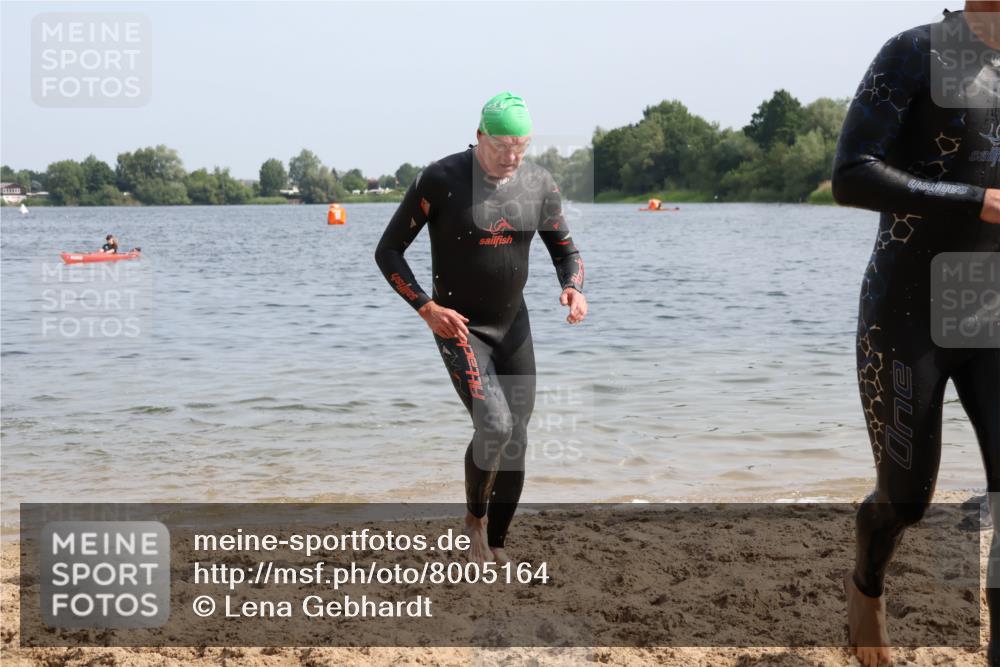 15.06.2025 - 27. Vierlanden-Triathlon Lena Gebhardt http://msf.ph/oto/8005164 15.06.2025 10:02:40 Schwimmen 397, 405 meine-sportfotos.de