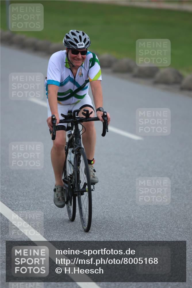 21.06.2025 - 27. Vierlanden-Triathlon H.Heesch http://msf.ph/oto/8005168 15.06.2025 12:56:55 Radfahren 806 meine-sportfotos.de