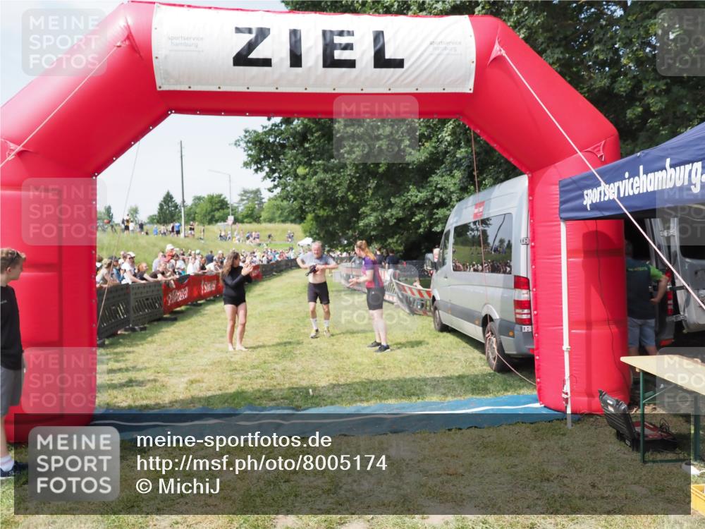 21.06.2025 - 27. Vierlanden-Triathlon MichiJ http://msf.ph/oto/8005174 15.06.2026 11:30:47 Ziel 608 meine-sportfotos.de