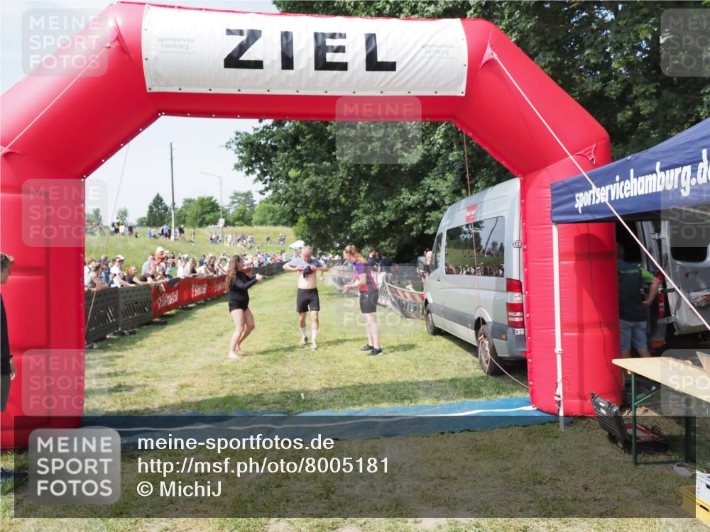 21.06.2025 - 27. Vierlanden-Triathlon MichiJ http://msf.ph/oto/8005181 15.06.2026 11:30:48 Ziel 608, 610 meine-sportfotos.de