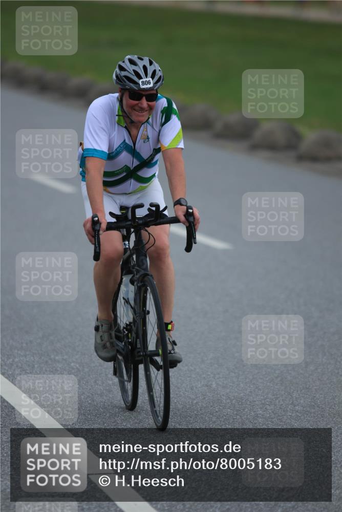 21.06.2025 - 27. Vierlanden-Triathlon H.Heesch http://msf.ph/oto/8005183 15.06.2025 12:56:55 Radfahren 806 meine-sportfotos.de
