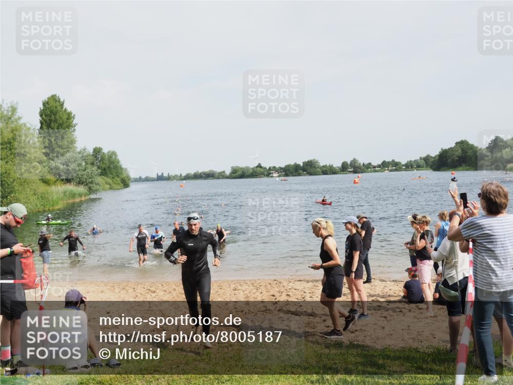 21.06.2025 - 27. Vierlanden-Triathlon MichiJ http://msf.ph/oto/8005187 15.06.2026 10:06:37 Schwimmen 386, 434, 440 meine-sportfotos.de