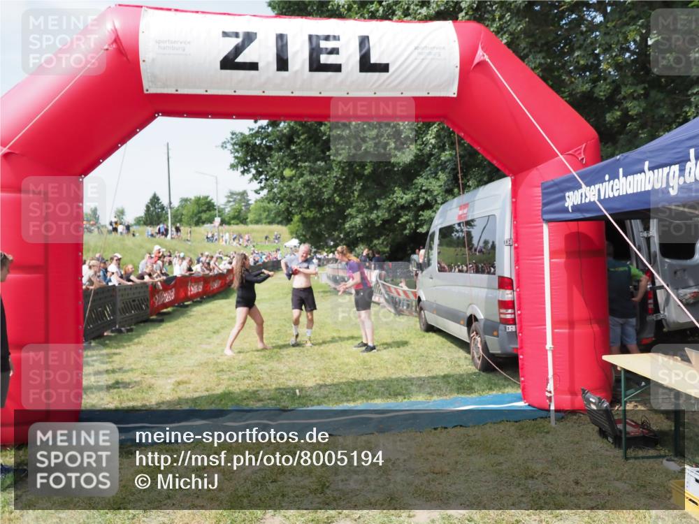 21.06.2025 - 27. Vierlanden-Triathlon MichiJ http://msf.ph/oto/8005194 15.06.2026 11:30:48 Ziel 608, 610 meine-sportfotos.de