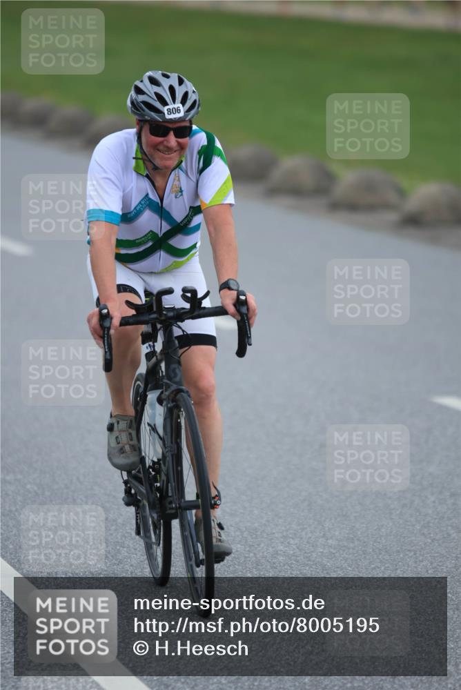 21.06.2025 - 27. Vierlanden-Triathlon H.Heesch http://msf.ph/oto/8005195 15.06.2025 12:56:55 Radfahren 806 meine-sportfotos.de