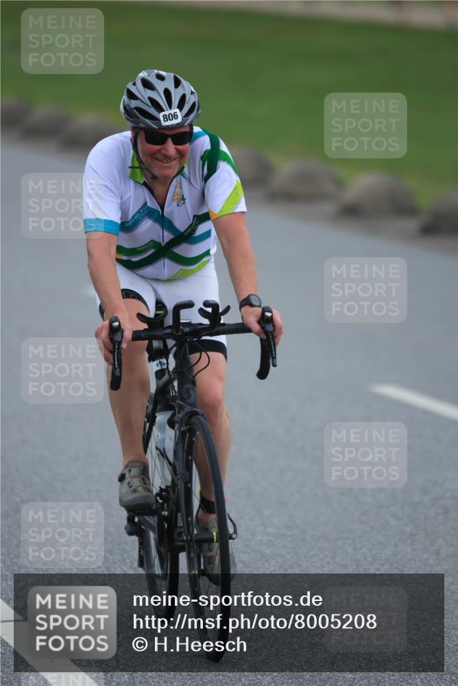 21.06.2025 - 27. Vierlanden-Triathlon H.Heesch http://msf.ph/oto/8005208 15.06.2025 12:56:55 Radfahren 806 meine-sportfotos.de