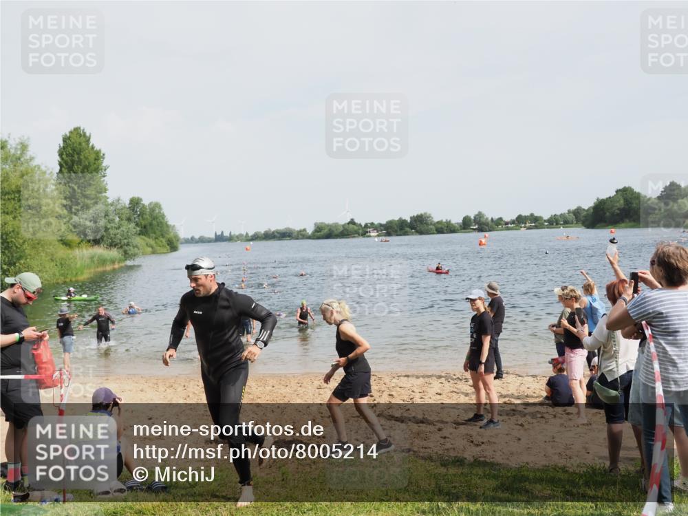 21.06.2025 - 27. Vierlanden-Triathlon MichiJ http://msf.ph/oto/8005214 15.06.2026 10:06:37 Schwimmen 386, 434, 440 meine-sportfotos.de