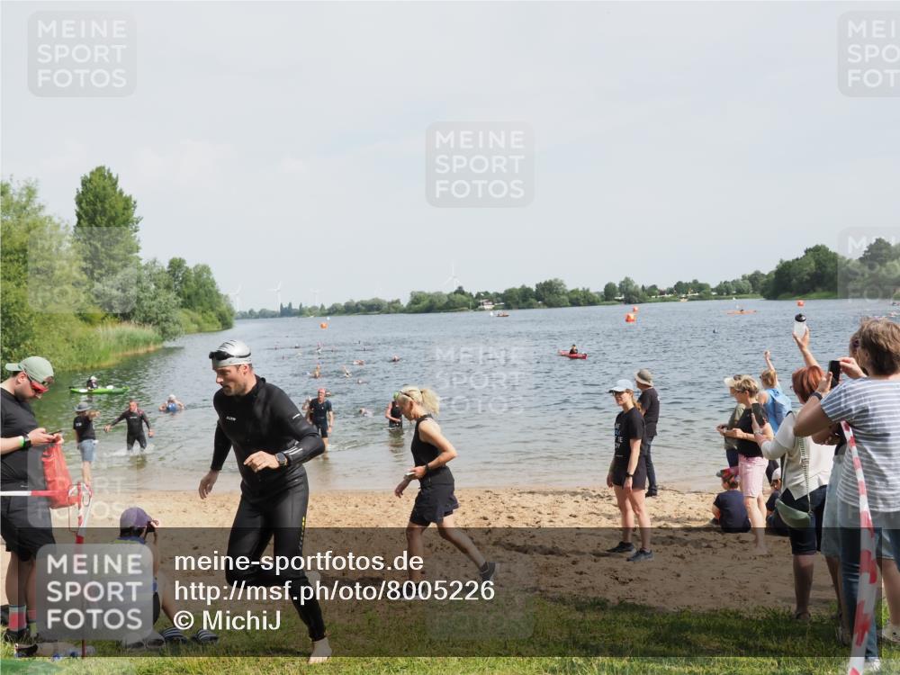 21.06.2025 - 27. Vierlanden-Triathlon MichiJ http://msf.ph/oto/8005226 15.06.2026 10:06:37 Schwimmen 386, 434, 440 meine-sportfotos.de
