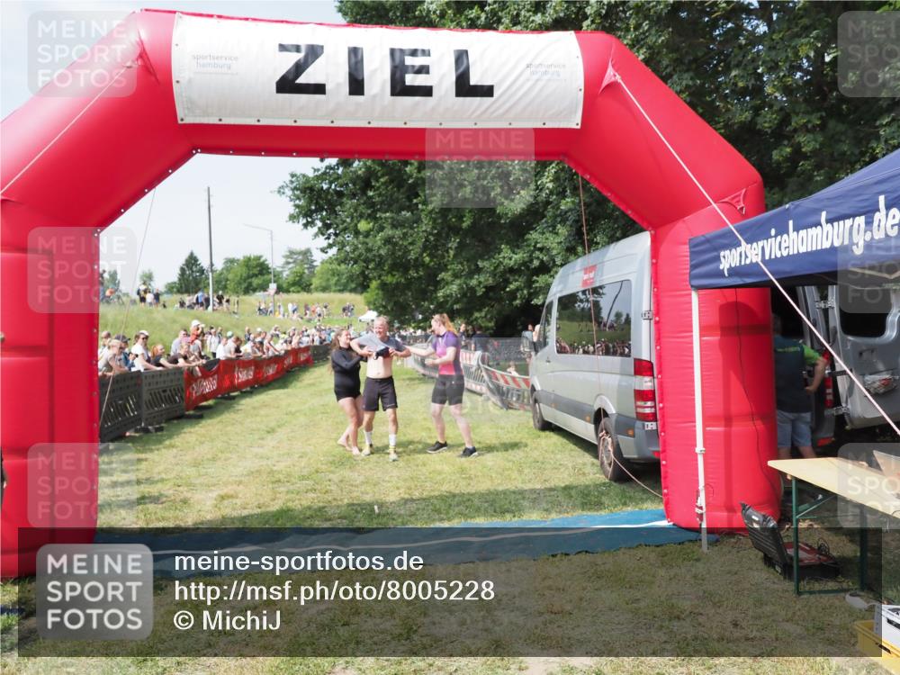 21.06.2025 - 27. Vierlanden-Triathlon MichiJ http://msf.ph/oto/8005228 15.06.2026 11:30:49 Ziel 610 meine-sportfotos.de