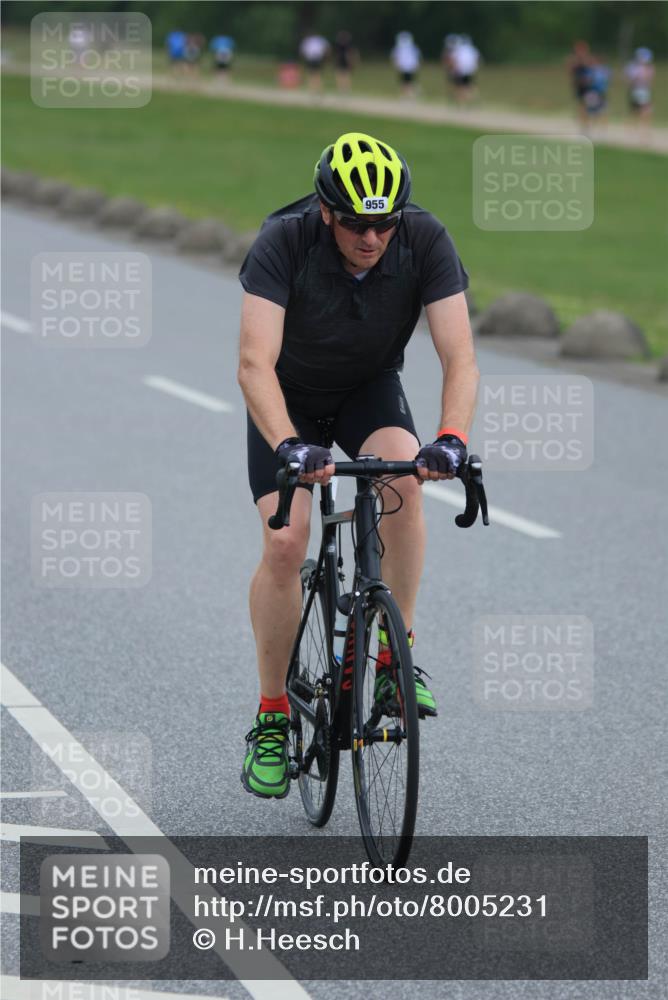 21.06.2025 - 27. Vierlanden-Triathlon H.Heesch http://msf.ph/oto/8005231 15.06.2025 12:57:06 Radfahren 955, 1142 meine-sportfotos.de