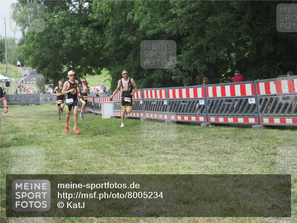 21.06.2025 - 27. Vierlanden-Triathlon KatJ http://msf.ph/oto/8005234 15.06.2025 12:58:27 Ziel 11, 736, 1034, 1035, 1036, 1037 meine-sportfotos.de