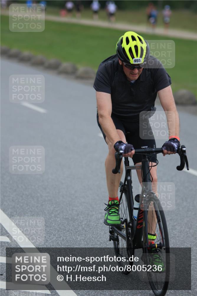 21.06.2025 - 27. Vierlanden-Triathlon H.Heesch http://msf.ph/oto/8005236 15.06.2025 12:57:07 Radfahren 955, 1142 meine-sportfotos.de