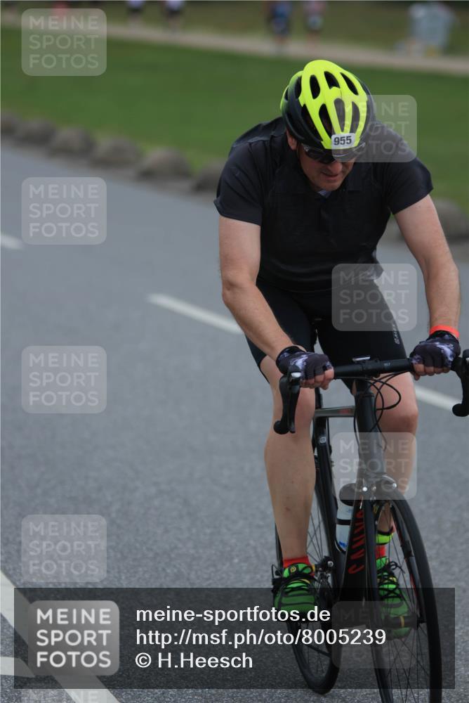 21.06.2025 - 27. Vierlanden-Triathlon H.Heesch http://msf.ph/oto/8005239 15.06.2025 12:57:07 Radfahren 955, 1142 meine-sportfotos.de