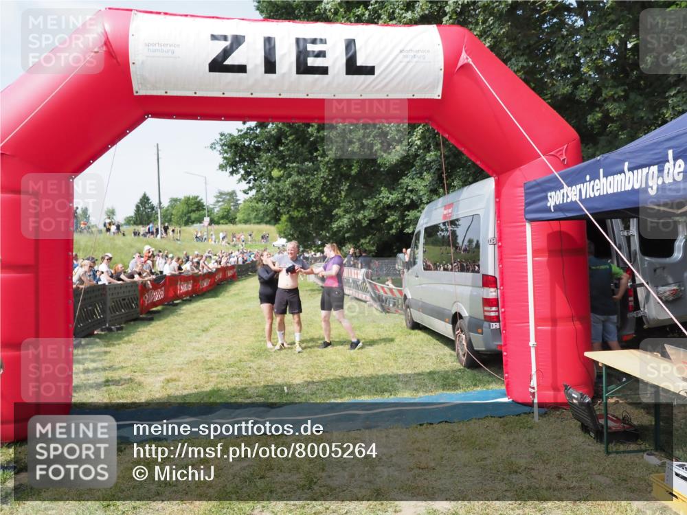 21.06.2025 - 27. Vierlanden-Triathlon MichiJ http://msf.ph/oto/8005264 15.06.2026 11:30:49 Ziel 610 meine-sportfotos.de