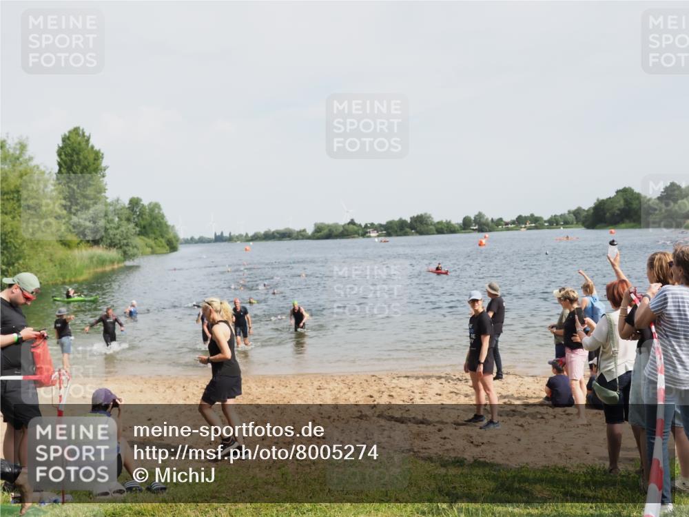 21.06.2025 - 27. Vierlanden-Triathlon MichiJ http://msf.ph/oto/8005274 15.06.2026 10:06:38 Schwimmen 386, 423, 434, 440 meine-sportfotos.de