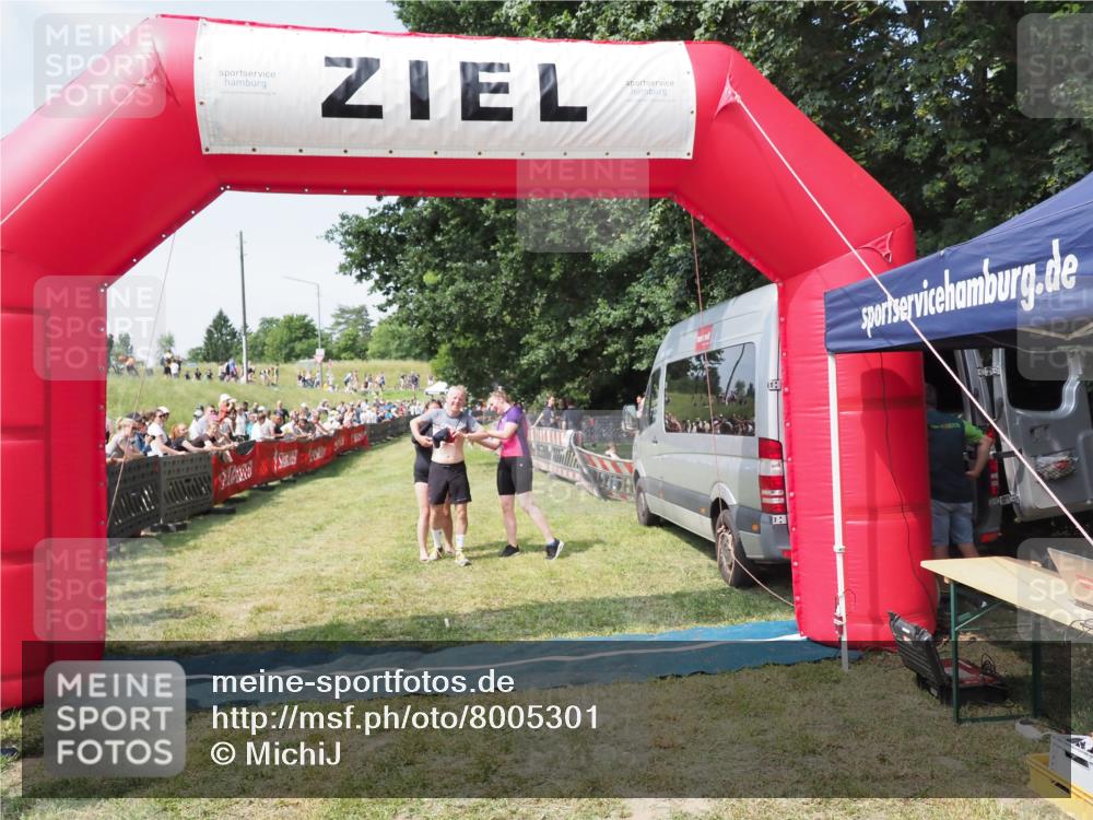 21.06.2025 - 27. Vierlanden-Triathlon MichiJ http://msf.ph/oto/8005301 15.06.2026 11:30:50 Ziel 610 meine-sportfotos.de