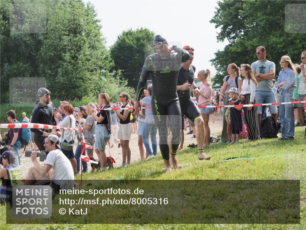 15.06.2025 - 27. Vierlanden-Triathlon KatJ http://msf.ph/oto/8005316 15.06.2025 10:04:21 Schwimmen 411, 416, 426, 453, 464 meine-sportfotos.de
