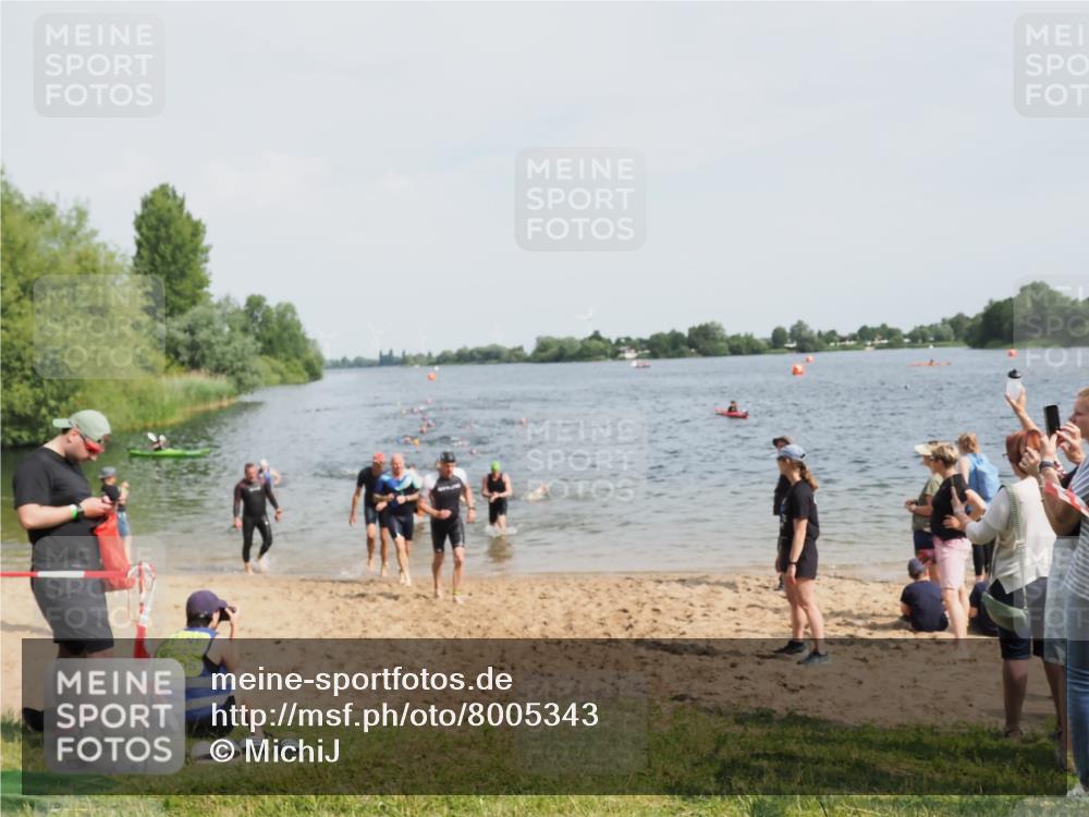 21.06.2025 - 27. Vierlanden-Triathlon MichiJ http://msf.ph/oto/8005343 15.06.2026 10:06:41 Schwimmen 367, 386, 388, 423, 440, 441, 457 meine-sportfotos.de