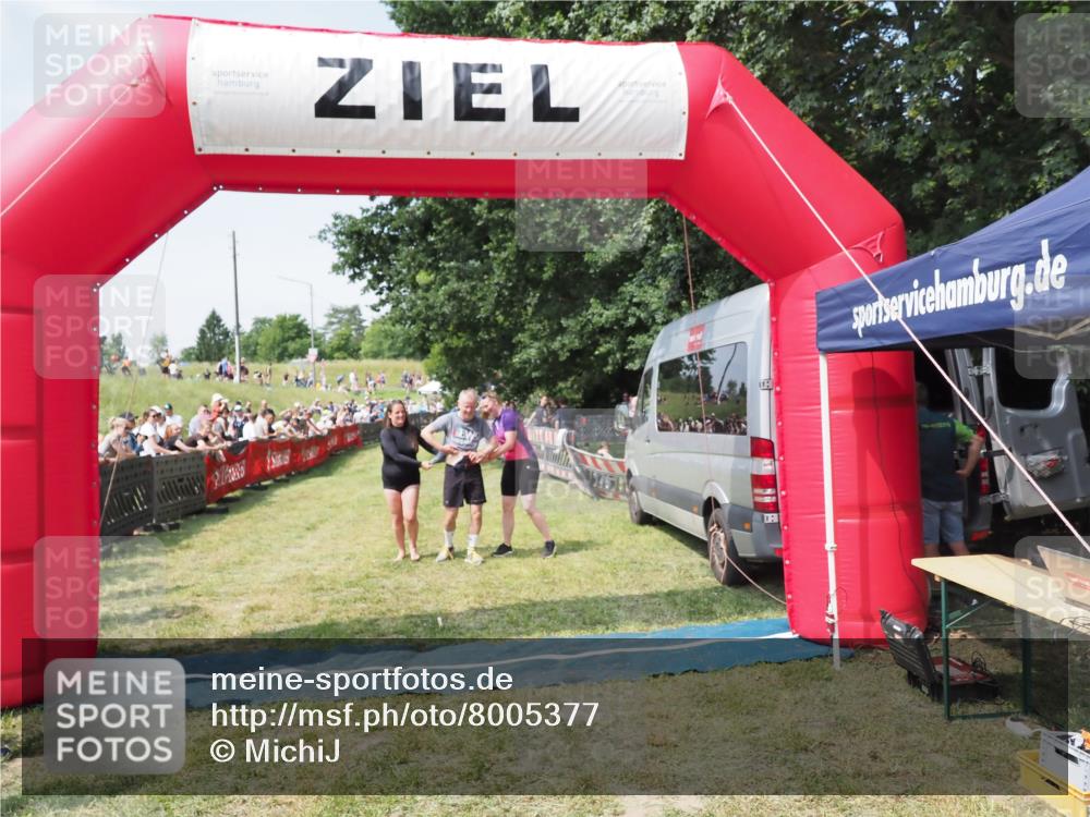 21.06.2025 - 27. Vierlanden-Triathlon MichiJ http://msf.ph/oto/8005377 15.06.2026 11:30:51 Ziel 610 meine-sportfotos.de