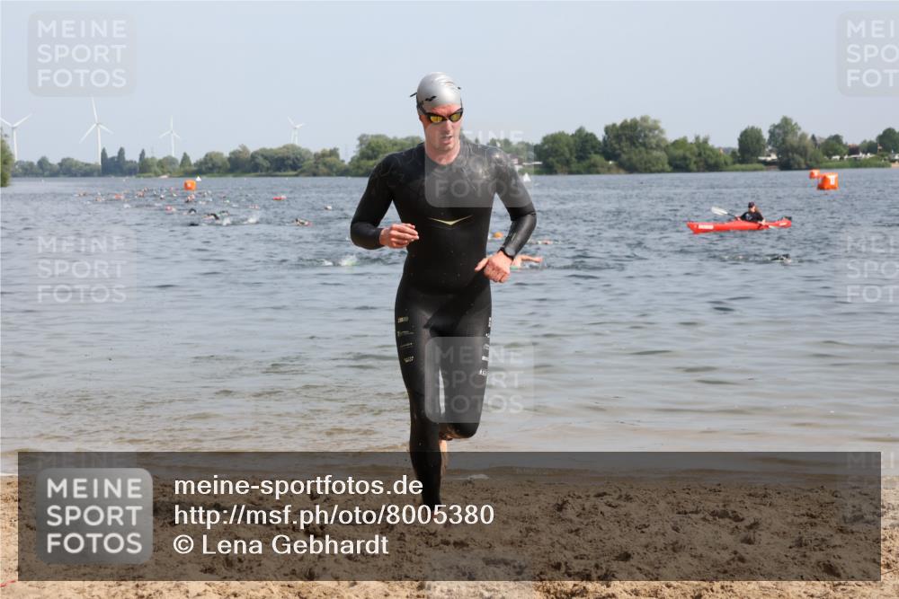 15.06.2025 - 27. Vierlanden-Triathlon Lena Gebhardt http://msf.ph/oto/8005380 15.06.2025 10:03:16 Schwimmen 406 meine-sportfotos.de
