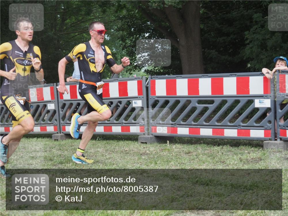 21.06.2025 - 27. Vierlanden-Triathlon KatJ http://msf.ph/oto/8005387 15.06.2025 12:58:30 Ziel 111, 736, 1036 meine-sportfotos.de