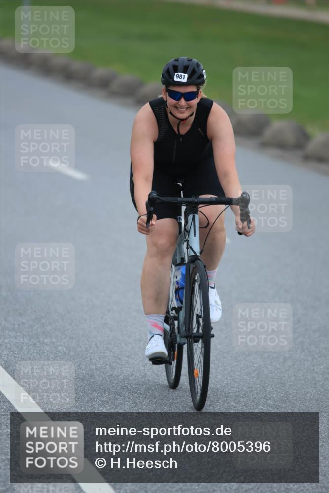 21.06.2025 - 27. Vierlanden-Triathlon H.Heesch http://msf.ph/oto/8005396 15.06.2025 13:05:35 Radfahren 981 meine-sportfotos.de