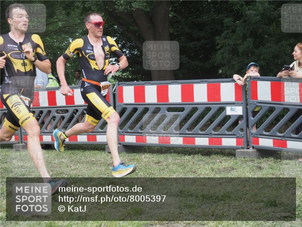 21.06.2025 - 27. Vierlanden-Triathlon KatJ http://msf.ph/oto/8005397 15.06.2025 12:58:30 Ziel 111, 736, 1036 meine-sportfotos.de