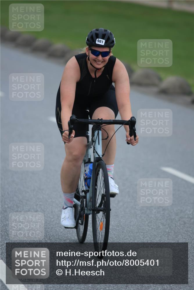 21.06.2025 - 27. Vierlanden-Triathlon H.Heesch http://msf.ph/oto/8005401 15.06.2025 13:05:35 Radfahren 981 meine-sportfotos.de