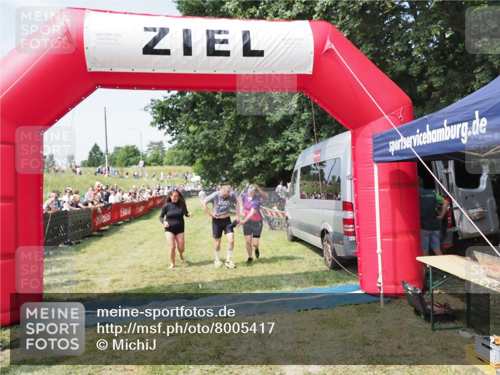 21.06.2025 - 27. Vierlanden-Triathlon MichiJ http://msf.ph/oto/8005417 15.06.2026 11:30:51 Ziel 610 meine-sportfotos.de