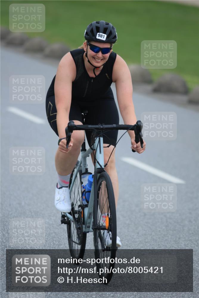 21.06.2025 - 27. Vierlanden-Triathlon H.Heesch http://msf.ph/oto/8005421 15.06.2025 13:05:35 Radfahren 981 meine-sportfotos.de