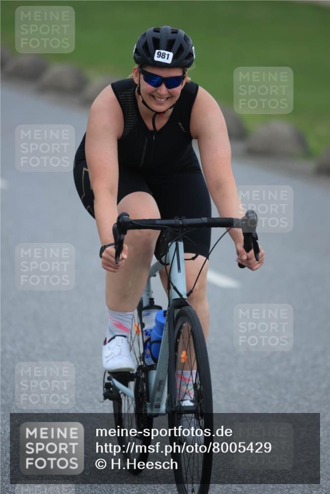 21.06.2025 - 27. Vierlanden-Triathlon H.Heesch http://msf.ph/oto/8005429 15.06.2025 13:05:35 Radfahren 981 meine-sportfotos.de