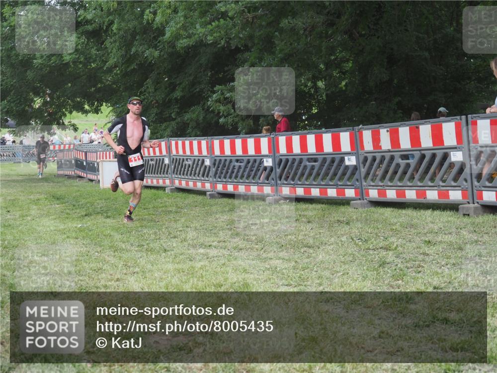 21.06.2025 - 27. Vierlanden-Triathlon KatJ http://msf.ph/oto/8005435 15.06.2025 12:58:38 Ziel 111, 122, 662, 995, 996, 997, 998 meine-sportfotos.de