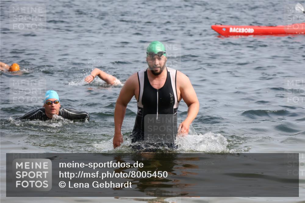 15.06.2025 - 27. Vierlanden-Triathlon Lena Gebhardt http://msf.ph/oto/8005450 15.06.2025 10:03:32 Schwimmen 377, 425, 432 meine-sportfotos.de