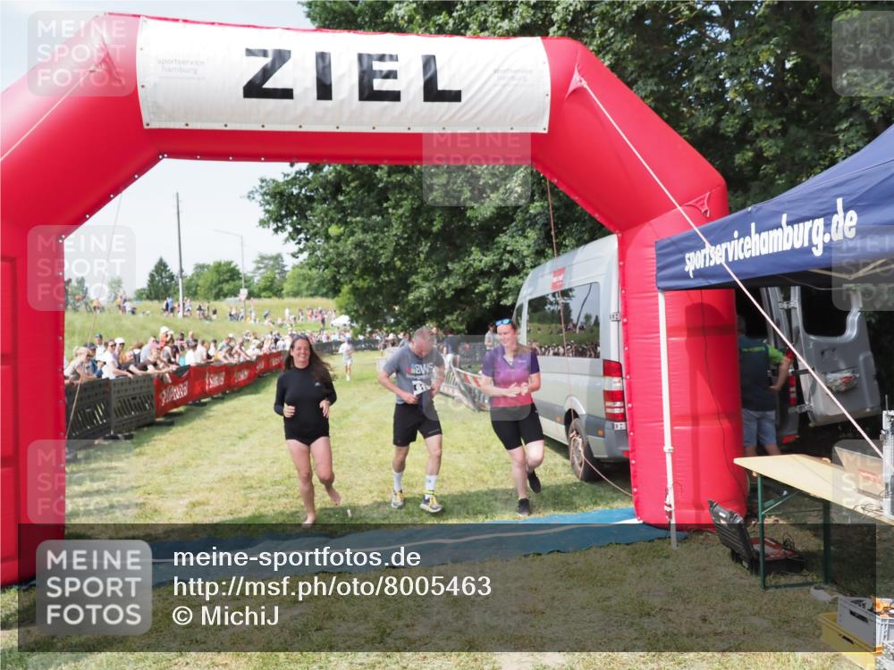 21.06.2025 - 27. Vierlanden-Triathlon MichiJ http://msf.ph/oto/8005463 15.06.2026 11:30:52 Ziel 610 meine-sportfotos.de