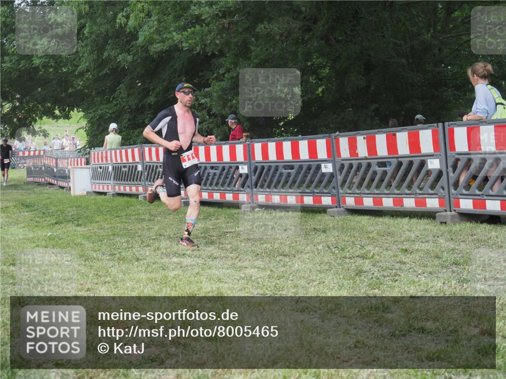 21.06.2025 - 27. Vierlanden-Triathlon KatJ http://msf.ph/oto/8005465 15.06.2025 12:58:39 Ziel 111, 122, 662, 995, 996, 997, 998 meine-sportfotos.de