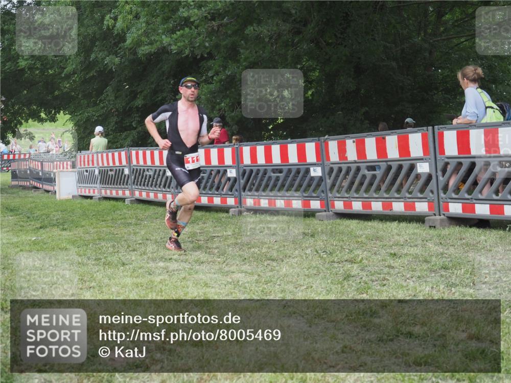 21.06.2025 - 27. Vierlanden-Triathlon KatJ http://msf.ph/oto/8005469 15.06.2025 12:58:39 Ziel 111, 122, 662, 995, 996, 997, 998 meine-sportfotos.de
