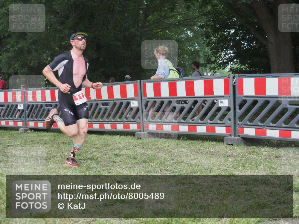 21.06.2025 - 27. Vierlanden-Triathlon KatJ http://msf.ph/oto/8005489 15.06.2025 12:58:40 Ziel 111, 122, 662, 995, 996, 997, 998, 1010, 1011, 1012 meine-sportfotos.de