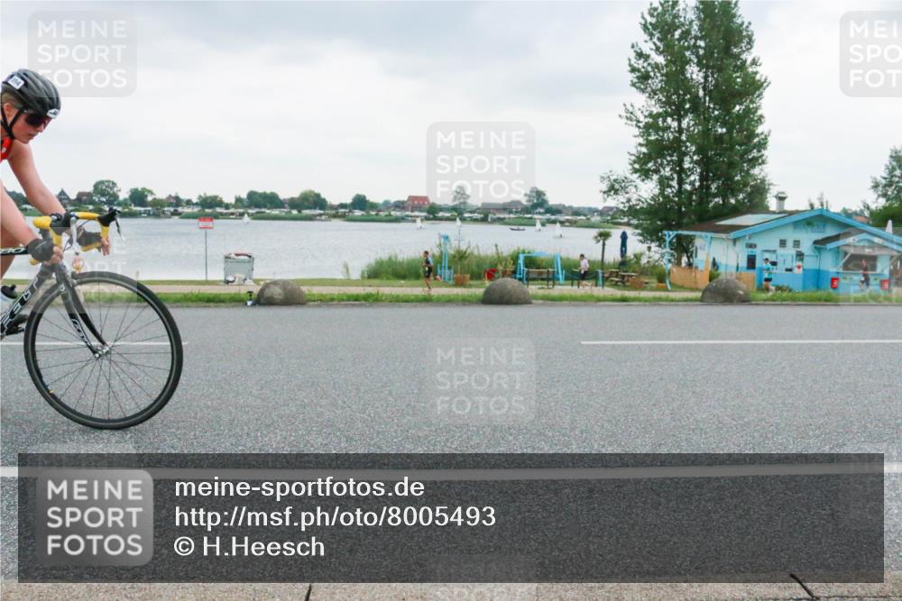 21.06.2025 - 27. Vierlanden-Triathlon H.Heesch http://msf.ph/oto/8005493 15.06.2025 13:04:32 Radfahren 894 meine-sportfotos.de