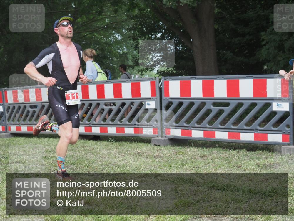 21.06.2025 - 27. Vierlanden-Triathlon KatJ http://msf.ph/oto/8005509 15.06.2025 12:58:40 Ziel 111, 122, 662, 995, 996, 997, 998, 1010, 1011, 1012 meine-sportfotos.de