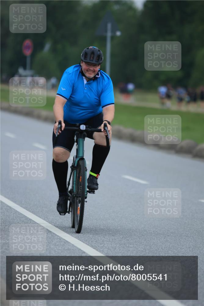 21.06.2025 - 27. Vierlanden-Triathlon H.Heesch http://msf.ph/oto/8005541 15.06.2025 13:07:45 Radfahren 812 meine-sportfotos.de