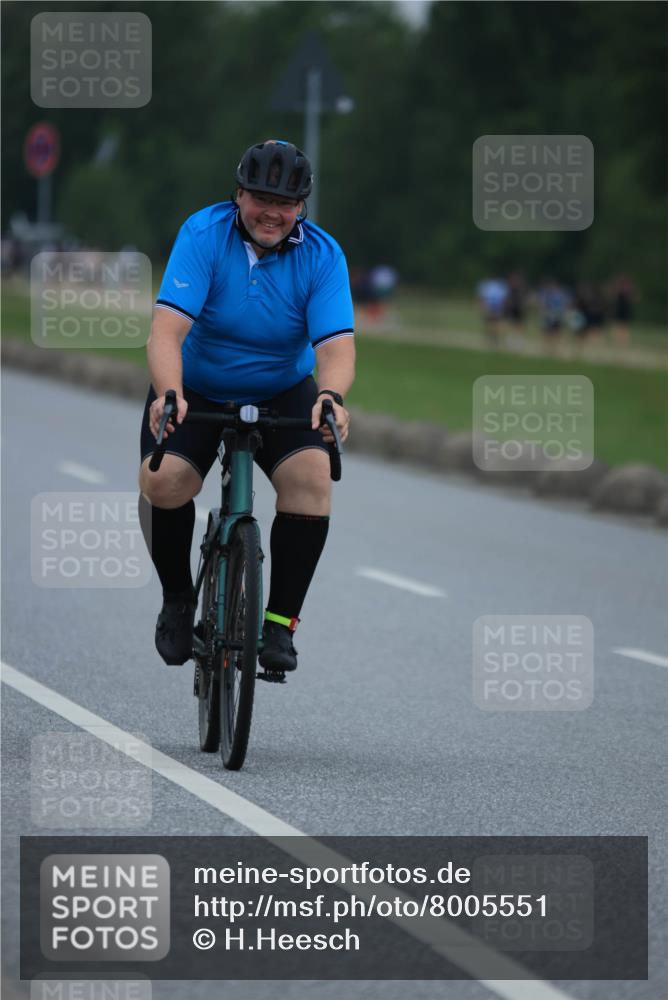 21.06.2025 - 27. Vierlanden-Triathlon H.Heesch http://msf.ph/oto/8005551 15.06.2025 13:07:45 Radfahren 812 meine-sportfotos.de