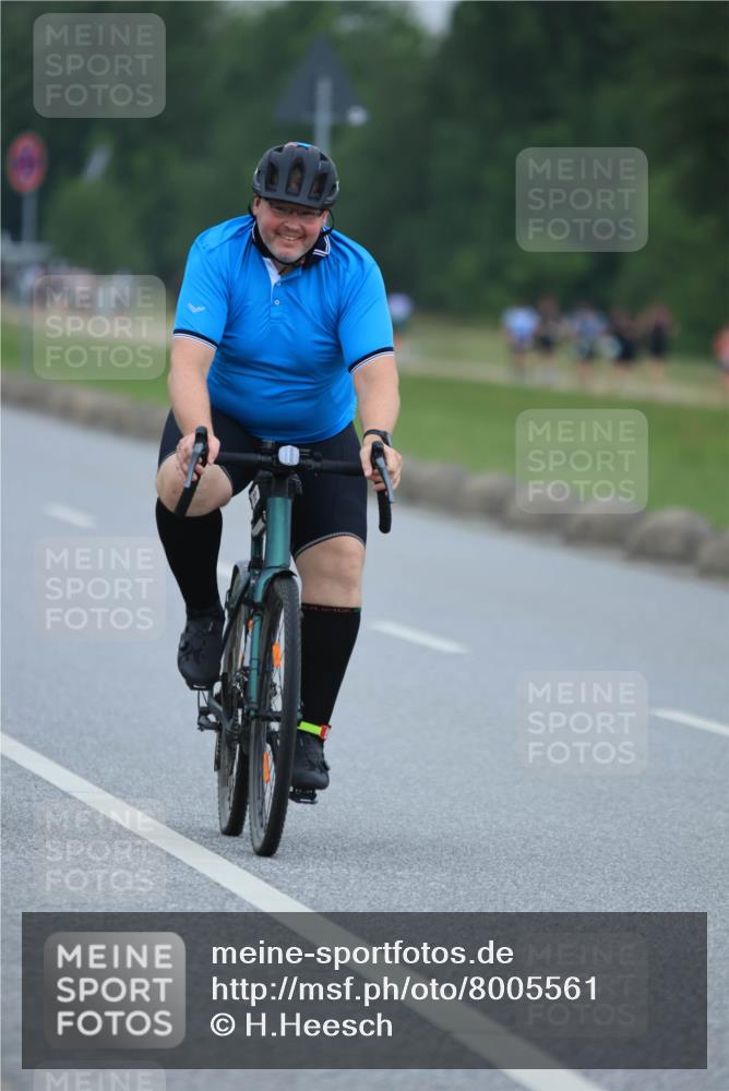 21.06.2025 - 27. Vierlanden-Triathlon H.Heesch http://msf.ph/oto/8005561 15.06.2025 13:07:45 Radfahren 812 meine-sportfotos.de
