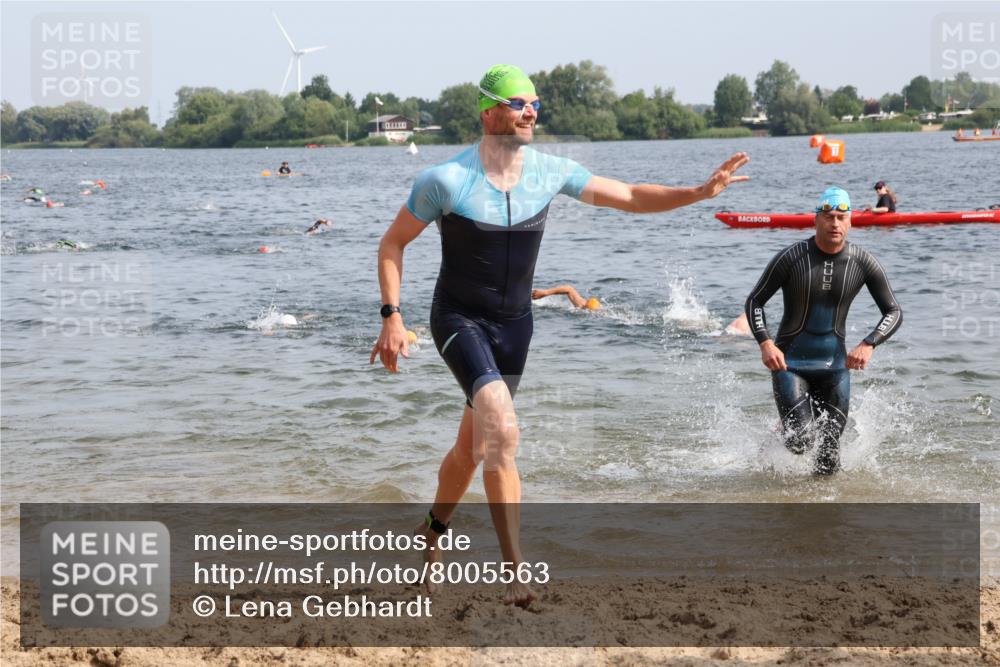 15.06.2025 - 27. Vierlanden-Triathlon Lena Gebhardt http://msf.ph/oto/8005563 15.06.2025 10:03:39 Schwimmen 377, 425, 432, 436, 439 meine-sportfotos.de