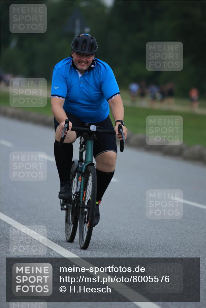21.06.2025 - 27. Vierlanden-Triathlon H.Heesch http://msf.ph/oto/8005576 15.06.2025 13:07:45 Radfahren 812 meine-sportfotos.de