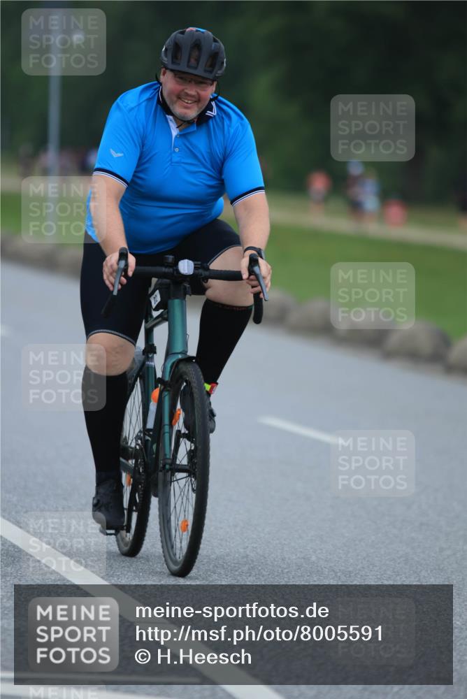 21.06.2025 - 27. Vierlanden-Triathlon H.Heesch http://msf.ph/oto/8005591 15.06.2025 13:07:45 Radfahren 812 meine-sportfotos.de